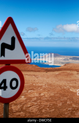 Mirador del Rio. Cartello stradale sulla strada per le scogliere di Famara e vista sull'isola di Graciosa, Lanzarote. Foto Stock