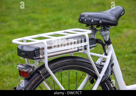 Batteria agli ioni di litio posta sotto il supporto posteriore del rack pedelec / e-bike / Bicicletta elettrica Foto Stock