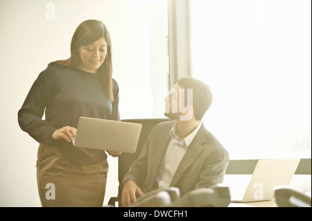 La metà degli adulti colleghi aziendali discutere le idee in ufficio Foto Stock