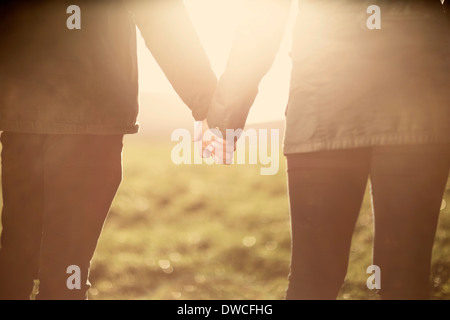 La sezione centrale del giovane, tenendo le mani Foto Stock