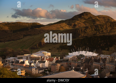 Vista del parlamento scozzese e la Cittã Vecchia di Edimburgo, Scozia Foto Stock