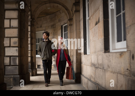 Una giovane coppia a piedi nel centro di Edimburgo Foto Stock