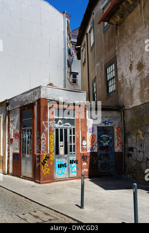 Le vecchie case con graffiti, Porto, Portogallo. Foto Stock