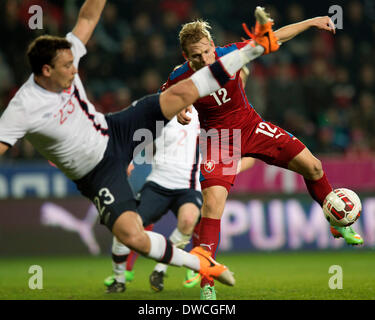 Praga, Repubblica Ceca. 5 Mar 2014. Ceco Matej Vydra (destra) e Norvegia Vegard Forren sono visibili durante il cordiale partita di calcio Repubblica Ceca vs. Norvegia, a Praga, Repubblica Ceca, mercoledì 5 marzo, 2014. Credito: Michal Kamaryt/CTK foto/Alamy Live News Foto Stock