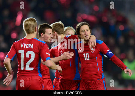 Praga, Repubblica Ceca. 5 Mar 2014. Ceco Tomas ROSICKY (a destra) con i compagni di squadra celebrare il suo obiettivo durante il cordiale partita di calcio Repubblica Ceca vs. Norvegia, a Praga, Repubblica Ceca, mercoledì 5 marzo, 2014. Credito: Michal Kamaryt/CTK foto/Alamy Live News Foto Stock