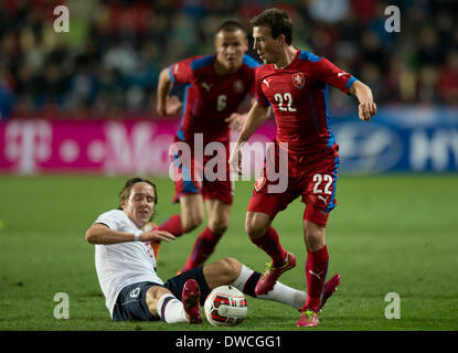 Praga, Repubblica Ceca. 5 Mar 2014. Ceco Vladimir Darida (destra) e Norvegia Stefan Johansen sono visibili durante il cordiale partita di calcio Repubblica Ceca vs. Norvegia, a Praga, Repubblica Ceca, mercoledì 5 marzo, 2014. Credito: Michal Kamaryt/CTK foto/Alamy Live News Foto Stock