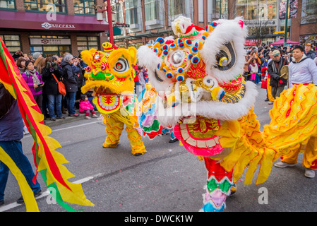 Lion ballerini, Nuovo Anno Cinese Parade, Vancouver, British Columbia, Canada Foto Stock