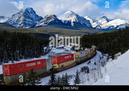 Treno a Morant la curva con la Haddo picco, Sella montagna, Fairview Mountain in background, il Parco Nazionale di Banff Foto Stock