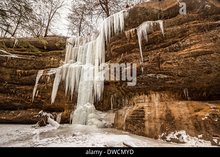 Congelate le Cascate Inferiori in inverno a Old Man's Cave, Hocking Hills State Park, Ohio, Stati Uniti d'America Foto Stock