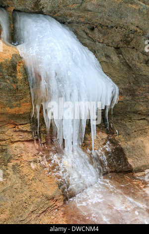 Le gocce di acqua e si blocca sulla battuta di arenaria vicino le Cascate Inferiori in inverno a Old Man's Cave, Hocking Hills State Park, Ohio. Foto Stock