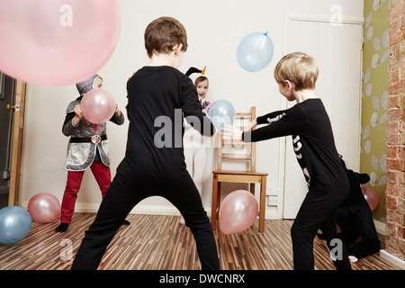 Bambini che giocano con palloncini a festa di compleanno Foto Stock