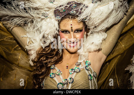 Sitges, Spagna. 4 marzo 2014: Un reveler esegue durante la sfilata di carnevale a Sitges Credito: Matthias Oesterle/Alamy Live News Foto Stock