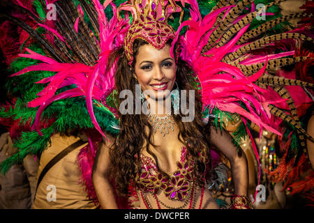 Sitges, Spagna. 4 marzo 2014: Un reveler esegue durante la sfilata di carnevale a Sitges Credito: Matthias Oesterle/Alamy Live News Foto Stock