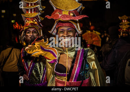 Sitges, Spagna. 4 marzo 2014: Un reveler in un costume asiatico esegue durante la sfilata di carnevale a Sitges Credito: Matthias OesterleAlamy Live News Foto Stock