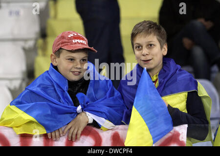 Cipro, Larnaka- Marzo 05,2014: Ucraina è un fan tifare durante la partita amichevole tra l'Ucraina e gli Stati Uniti a Antonis Papadopoulos stadium di Larnaka su marzo 05,2014 Credito: Yiannis Kourtoglou/Alamy Live News Foto Stock