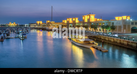 Souk Shark Mall e Kuwait Harbour, Kuwait, Penisola Arabica, illuminate al tramonto Foto Stock