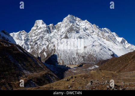 Larkya Himal, una montagna nella regione di Manaslu del Nepal. Foto Stock