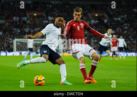 Londra, Regno Unito. 05 Mar, 2014. Raheem Sterling di Inghilterra (Liverpool) è contestata da Jakob Poulsen della Danimarca (FC) Midtjylland durante l'amichevole internazionale fixture tra Inghilterra e Danimarca dallo stadio di Wembley. Credito: Azione Sport Plus/Alamy Live News Foto Stock