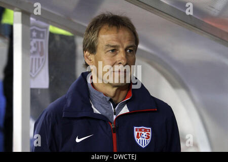 Cipro, Larnaka- Marzo 05,2014:USA allenatore Juergen Klinsman durante la partita amichevole tra l'Ucraina e gli Stati Uniti a Antonis Papadopoulos stadium di Larnaka su marzo 05,2014 Credito: Yiannis Kourtoglou/Alamy Live News Foto Stock