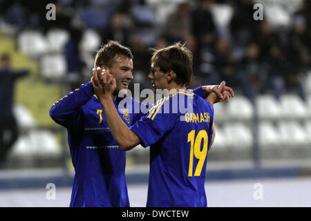 Cipro, Larnaka- Marzo 05,2014: Ucraina i giocatori di celebrare un obiettivo durante la partita amichevole tra l'Ucraina e gli Stati Uniti a Antonis Papadopoulos stadium di Larnaka su marzo 05,2014 Credito: Yiannis Kourtoglou/Alamy Live News Foto Stock