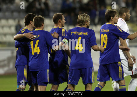 Cipro, Larnaka- Marzo 05,2014: Ucraina i giocatori di celebrare un obiettivo durante la partita amichevole tra l'Ucraina e gli Stati Uniti a Antonis Papadopoulos stadium di Larnaka su marzo 05,2014 Credito: Yiannis Kourtoglou/Alamy Live News Foto Stock