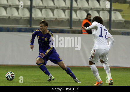 Cipro, Larnaka- Marzo 05,2014: dell'Ucraina Andriy Yarmolenko lotta per la sfera con STATI UNITI D'AMERICA'S Jermaine Jones durante la partita amichevole tra l'Ucraina e gli Stati Uniti a Antonis Papadopoulos stadium di Larnaka su marzo 05,2014 Credito: Yiannis Kourtoglou/Alamy Live News Foto Stock