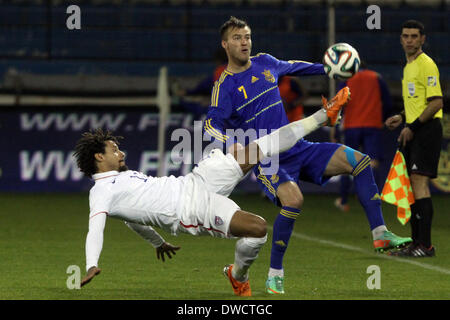 Cipro, Larnaka- Marzo 05,2014: dell'Ucraina Andriy Yarmolenko lotta per la sfera con STATI UNITI D'AMERICA'S Jermaine Jones durante la partita amichevole tra l'Ucraina e gli Stati Uniti a Antonis Papadopoulos stadium di Larnaka su marzo 05,2014 Credito: Yiannis Kourtoglou/Alamy Live News Foto Stock