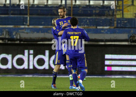 Cipro, Larnaka- Marzo 05,2014: Ucraina i giocatori di celebrare un obiettivo durante la partita amichevole tra l'Ucraina e gli Stati Uniti a Antonis Papadopoulos stadium di Larnaka su marzo 05,2014 Credito: Yiannis Kourtoglou/Alamy Live News Foto Stock