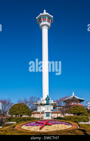 Busan, Corea del sud al Parco Yongdusan e Busan Tower. Foto Stock