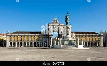 La Rua Augusta arch e la statua del re José I, in Piazza Praça do Comércio, in occasione del Consiglio di Lisbona Baixa, Portogallo. Foto Stock