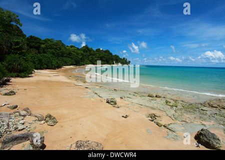 Cielo blu e nuvole in Havelock island. Isole Andamane, India Foto Stock