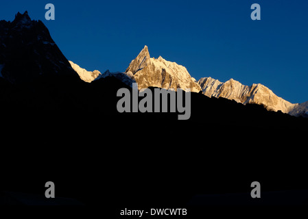 Picchi nelle sorgenti del Dudh Khola fiume in Himalaya Montagne del Nepal. Foto Stock