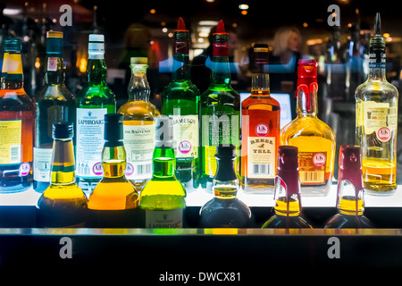Bottiglie di alcolici nel bar, London, Regno Unito Foto Stock