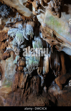 Formazioni di stalattiti in Chang Dao in una caverna nel Nord della Thailandia. Foto Stock