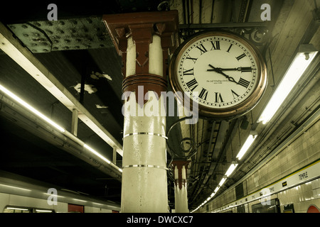 Orologio di piattaforma, Tempio La stazione della metropolitana di Londra, Regno Unito Foto Stock