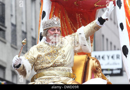 New Orleans, Louisiana, Stati Uniti d'America. 4 Mar 2014. Il re del Krewe di Rex Parade cavalca un galleggiante a New Orleans, Louisiana il 4 marzo 2014. New Orleans è celebrare il cullmination del Mardi Gras il Martedì Grasso. Credito: Dan Anderson/ZUMAPRESS.com/Alamy Live News Foto Stock