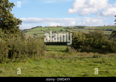 Il castello di Clun da Cefns e il modo in Shropshire Shropshire Inghilterra Foto Stock