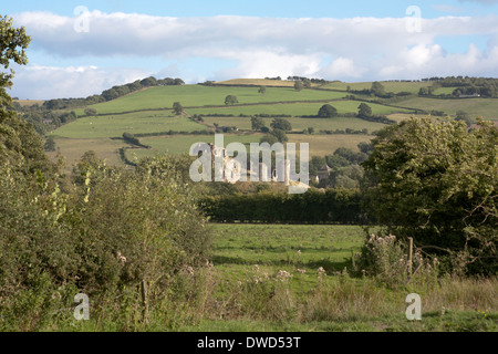 Il castello di Clun da Cefns e il modo in Shropshire Shropshire Inghilterra Foto Stock