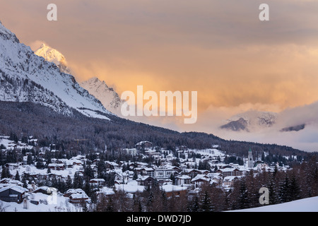 Cortina D'Ampezzo al tramonto, dopo una nevicata Foto Stock