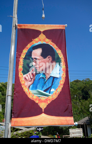 Banner con una foto di Bhumibol Adulyadej, del re di Thailandia, sudorazione pesantemente, Koh Kood, Thailandia. Foto Stock