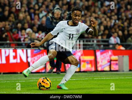 Londra, Regno Unito. 05 Mar, 2014. Raheem Sterling di Inghilterra (Liverpool) in azione durante l'amichevole internazionale fixture tra Inghilterra e Danimarca dallo stadio di Wembley. Credito: Azione Sport Plus/Alamy Live News Foto Stock