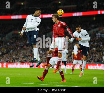 Londra, Regno Unito. 05 Mar, 2014. Daniel Sturridge dell'Inghilterra (Liverpool) e Jakob Poulsen della Danimarca (FC) Midtjylland competere in aria sul bordo dell'area di rigore durante l'amichevole internazionale fixture tra Inghilterra e Danimarca dallo stadio di Wembley. Credito: Azione Sport Plus/Alamy Live News Foto Stock