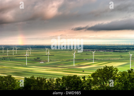 Paesaggio con mulini a vento in Austria nei pressi di Berg Foto Stock