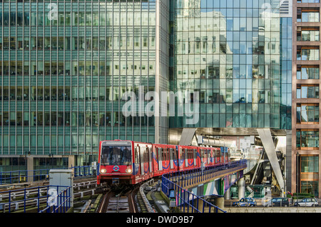 La stazione di DLR tra Heron Quays e Canary Wharf stazioni. Foto Stock