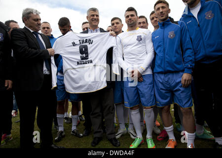 A Pristina, in Kosovo. 4 Mar 2014. Il Kosovo il Primo Ministro Hashim Thaci stand con membri del Kosovo Team nazionale prima di pratica presso la KeK stadium sul Kastriot Obilic/distretto di Pristina. Il gioco sarà il loro primo FIFA sanzionato corrisponde una partita amichevole contro Haiti, mercoledì 5 marzo. Foto di JODI HILTON/NURPHOTO © Jodi Hilton/NurPhoto/ZUMAPRESS.com/Alamy Live News Foto Stock