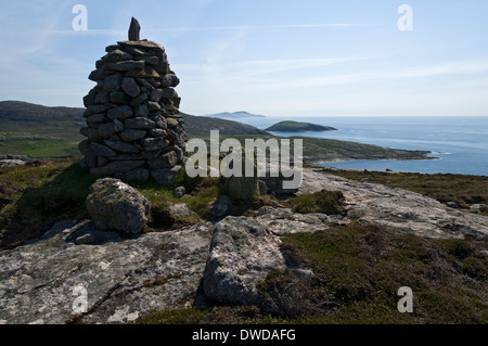 Cairn sul Ben na Scute (Beinn na Sgùit), sulle pendici occidentali di Ben Tangaval, Isle of Barra, Western Isles, Scotland, Regno Unito Foto Stock