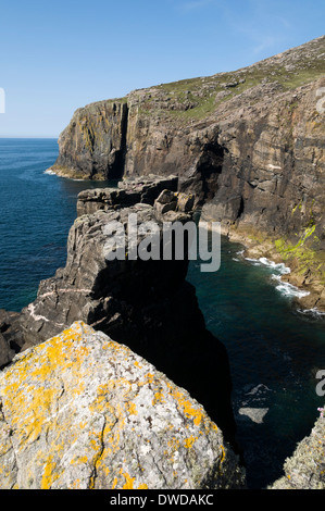 Pile di mare vicino a testa Doirlinn, sulle pendici occidentali di Ben Tangaval, Isle of Barra, Western Isles, Scotland, Regno Unito Foto Stock