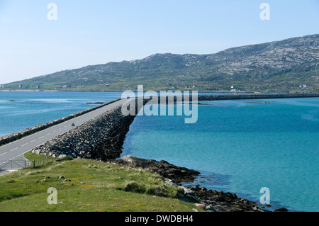 Il Eriskay Causeway, collegando le isole di Eriskay e Sud Uist, Western Isles, Scotland, Regno Unito. Visto dal lato di Eriskay. Foto Stock