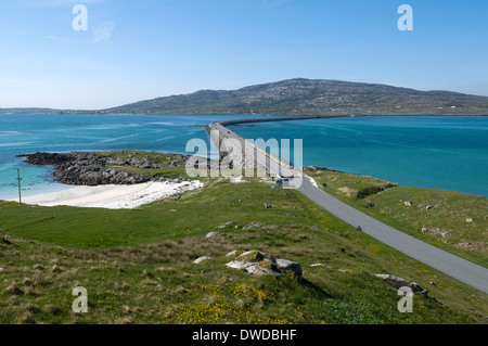 Il Eriskay Causeway, collegando le isole di Eriskay e Sud Uist, Western Isles, Scotland, Regno Unito. Visto dal lato di Eriskay. Foto Stock