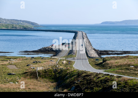 Il Eriskay Causeway, collegando le isole di Eriskay e Sud Uist, Western Isles, Scotland, Regno Unito. Visto dalla Sth. Uist lato. Foto Stock